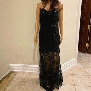 Evening strapless tulle dress with appliques.